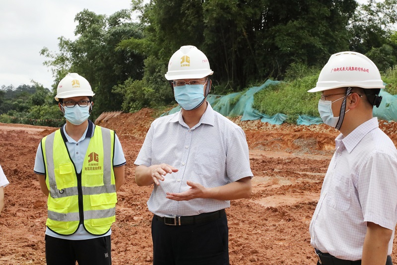 圖2:林海波(左二)在南湛高速K108 500現(xiàn)場督導(dǎo).jpg
