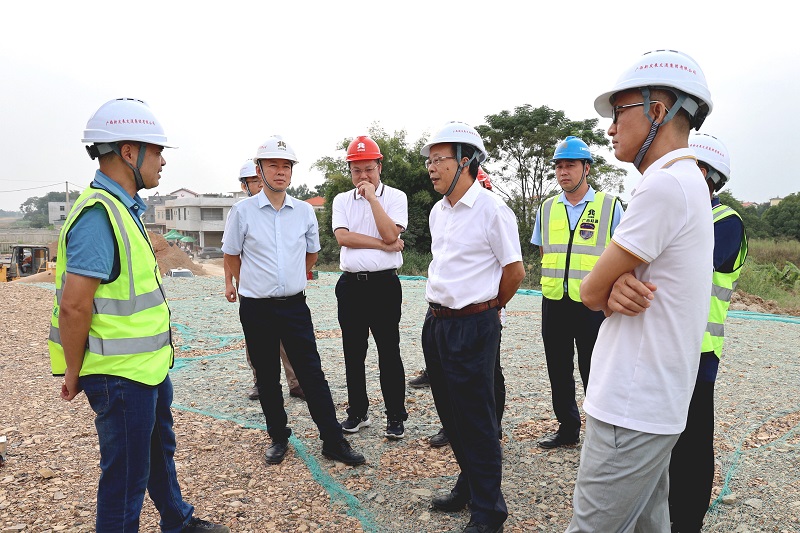 覃炳賢(前排右二)一行到吳大高速機(jī)場連接線調(diào)研.JPG