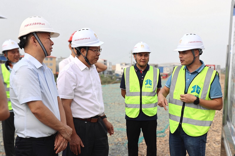 覃炳賢(前排左二)一行到吳大高速機(jī)場連接線調(diào)研.JPG